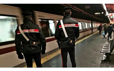 Un uomo armato di coltello nella metro di Roma: ha tentato di colpire una guardia giurata