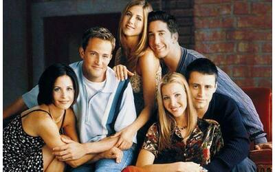 «Friends», due sceneggiature del 1998 trovate nella spazzatura vendute all’asta per oltre 30 mila euro