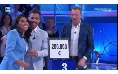 I concorrenti vincono 200mila euro a «Affari Tuoi» e Amadeus si commuove