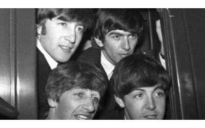John Lennon, l’affaire gay con Epstein e l’eroina di Yoko: un libro rilancia le vicende «laterali» dei Beatles (che fecero infuriare Paul)