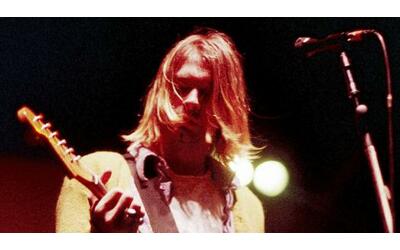 Kurt Cobain, 30 anni fa la sua morte chiudeva la breve rivoluzione della Generazione X. Ma l’incendio divampa ancora