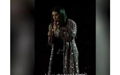 Laura Pausini, una fan le chiede una canzone per il suo ex: la cantante le...