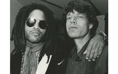 Lenny Kravitz rivela: «Ho tenuto 10 anni lo spinello di Mick Jagger, poi un giorno sono rimasto senza erba e l’ho fumato»