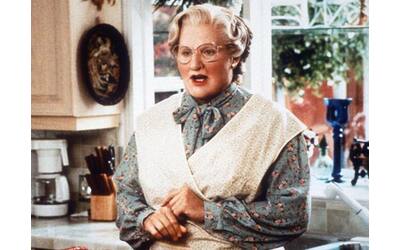 «Mrs. Doubtfire», compie 30 anni la commedia con Robin Williams nel ruolo di una «tata» attempata