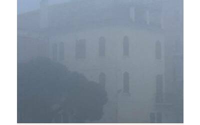 calenda a venezia trova finalmente la nebbia che a milano aveva creduto di vedere
