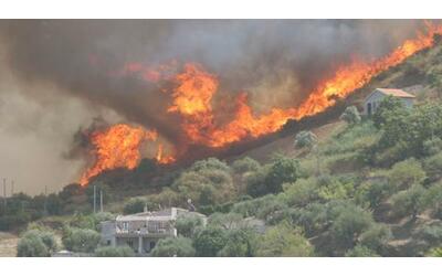 Incendi in Sicilia, dal governo no allo stato di emergenza. Schifani: «Non...
