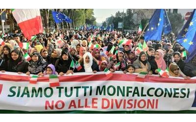 monfalcone migliaia in piazza contro la sindaca anti islam siamo italiani chiudere le moschee contro la carta