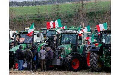 Protesta dei trattori, Salvini attacca la Ue. Lunedì alla Camera l’esenzione Irpef