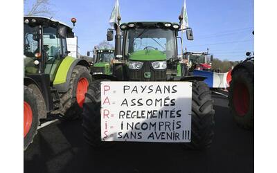 agricoltori assediano parigi la protesta in europa quali sono le ragioni non tutte uguali