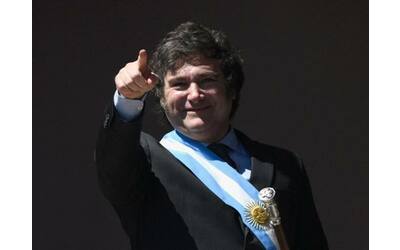 argentina il governo milei svaluta il peso del 50