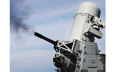 attacco houthi nel mar rosso contro una nave americana il missile intercettato dal sistema usa phalanx