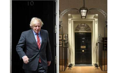 Boris Johnson vuole comprare all’asta il finto portone di Downing Street 10: ha offerto 35 mila euro