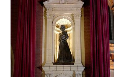 Carlo, Camilla, William e Kate svelano la statua della regina alla Royal Albert Hall