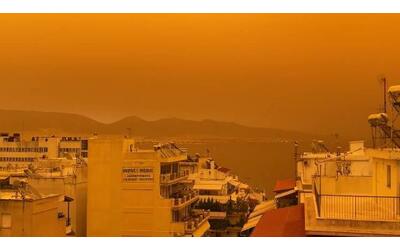cielo arancione sopra atene atmosfera marziana per effetto della sabbia del sahara