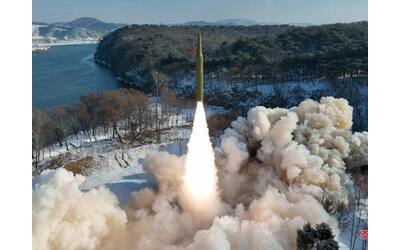 Corea del Nord, Kim fa testare un missile ipersonico pensato per colpire le basi americane nel Pacifico