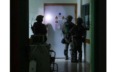 Cosa ha trovato Israele dentro e sotto l’ospedale Al Shifa? Kalashnikov, divise e il mistero dei tunnel