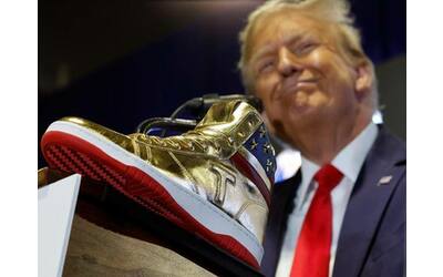 Dalle sneaker «d’oro» alla quotazione in borsa del suo social, così Trump batte cassa per pagare i maxi debiti alla giustizia