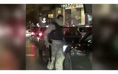 Donne iraniane arrestate dalla polizia morale: botte per strada contro chi...