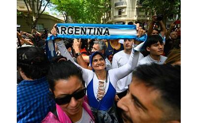 elezioni in argentina urne chiuse per il ballottaggio alle presidenziali affluenza al 76