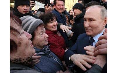 Elezioni in Russia, il tour (non elettorale) di Putin, tra cetrioli, scacchi...