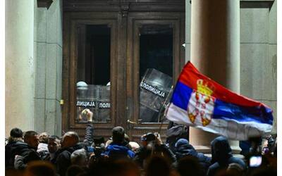 elezioni serbia violenti scontri a belgrado 35 arresti e poliziotti feriti