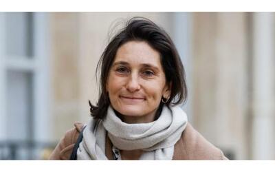 Francia, la ministra dell’Istruzione contro la scuola pubblica e iscrive il figlio in una privata: «Troppe assenze degli insegnanti»