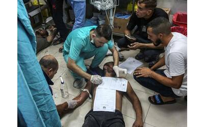 Gaza, ospedali saturi: i pazienti curati sul pavimento