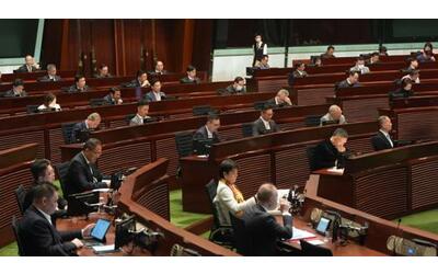 hong kong inasprita la legge di sicurezza ergastolo per i colpevoli di tradimento insurrezione o sabotaggio