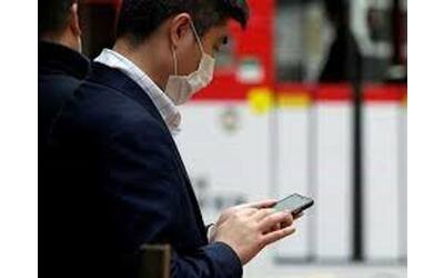 I telefonini usa e getta «consigliati» da Deloitte e Kpmg per lavorare a Hong Kong senza essere spiati
