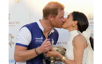 il bacio di harry e meghan al torneo di polo per la charity sentebale