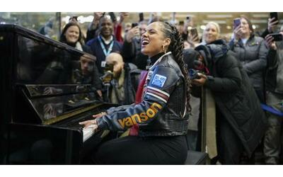 Il pianoforte regalato da Elton John alla stazione St. Pancras: i concerti a...