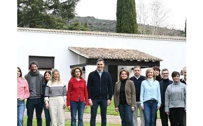 Il summit informale di Sánchez con i ministri in jeans e maglione