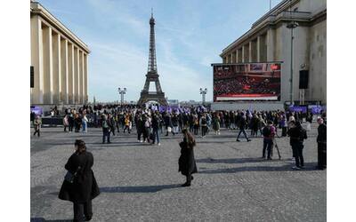 In Francia l’aborto diventa un diritto tutelato dalla costituzione: «Una promessa per le donne di tutto il mondo»