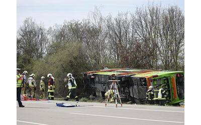 Incidente Lipsia, Flixbus si ribalta in autostrada: almeno cinque morti