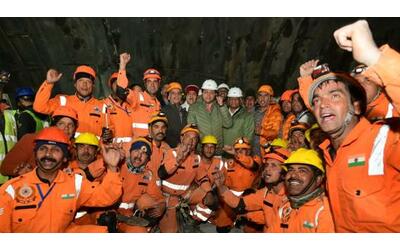 india liberati gli operai intrappolati in un tunnel nell himalaya da 17 giorni