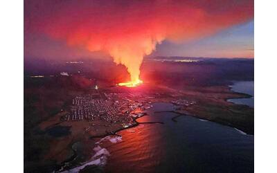 Islanda, la lava del vulcano ha raggiunto la cittadina di Grindavik