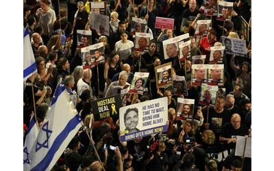 Israele, migliaia in piazza contro Netanyahu: il nodo della leva tolta agli...