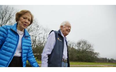 Jimmy Carter e l’ultimo saluto alla moglie Rosalynn dopo 77 anni di...
