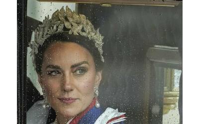 Kate, la foto truccata scatena la fantasia dei britannici: dal divorzio alla...