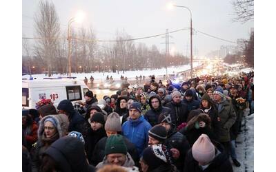 L’addio a Navalny: sfida allo zar e alla paura. Tra la folla tornano i cori...