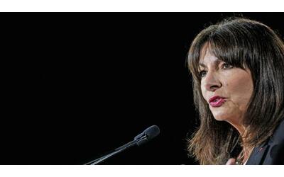 La battaglia contro i Suv della sindaca di Parigi Anne Hidalgo: «Avanti con il referendum, devono pagare di più»