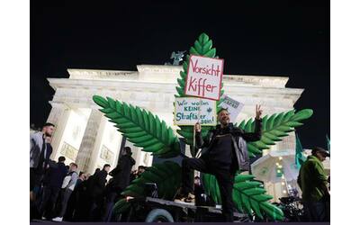 la germania festeggia in piazza la legalizzazione della cannabis