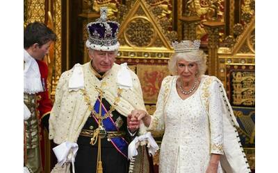 La regina Camilla sotto i riflettori «prende un respiro e va avanti»