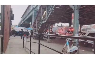 new york sparatoria alla fermata della metropolitana un morto e almeno 5 feriti
