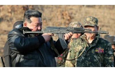 Nord Corea, Kim impugna il mitra e guida la simulazione di un assalto alla...