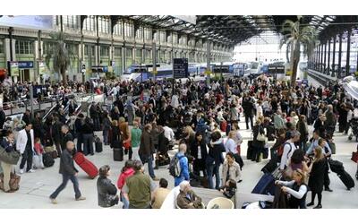 Parigi, accoltella tre persone alla gare de Lyon: arrestato un uomo con patente italiana