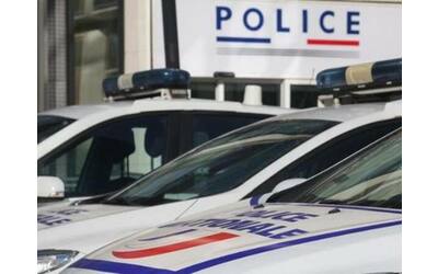 Parigi, uccide un uomo a coltellate e urla «Allah akbar»