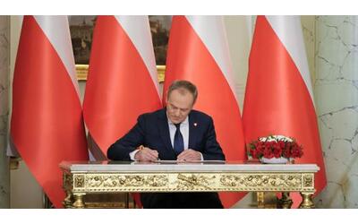 Polonia, Tusk giura davanti al presidente Duda: nasce il nuovo governo europeista