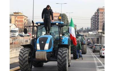 proteste dei trattori perche protestano gli agricoltori italiani tasse ambiente e politiche ue