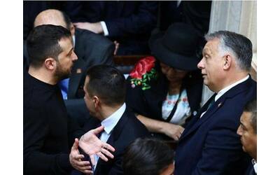 Quei 20 secondi tra Zelensky e Orbán: cosa si saranno detti i due leader?